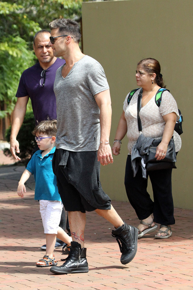 Ricky Martin z synkami (fot. Bulls Press)