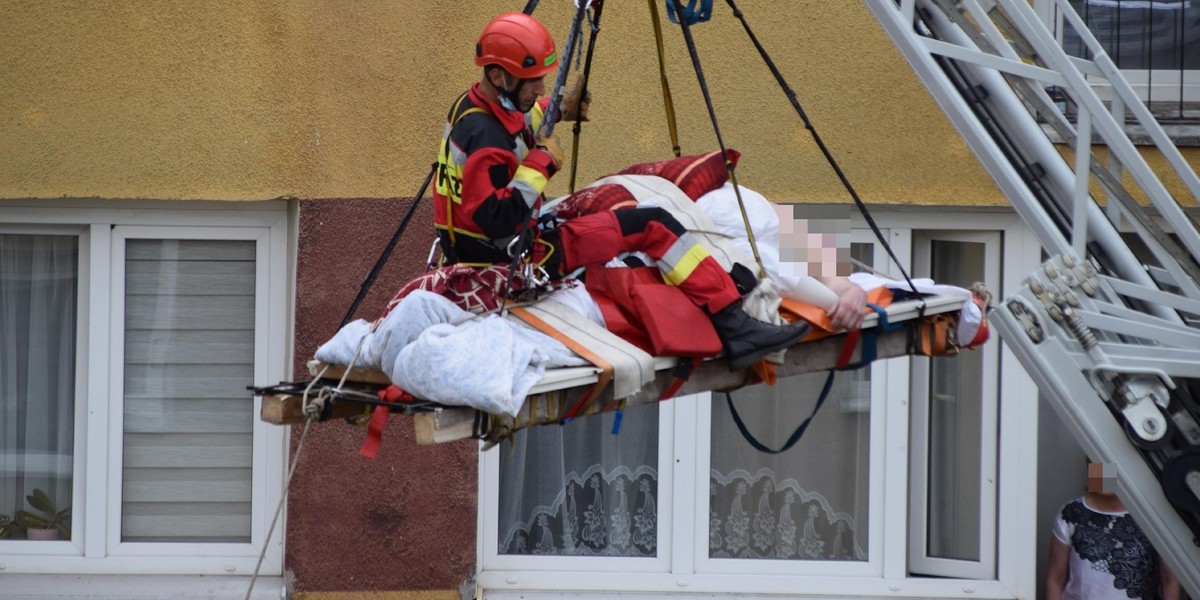 47-latek ze Świnoujścia waży blisko ćwierć tony. Wyniesiono go dźwigiem przez balkon