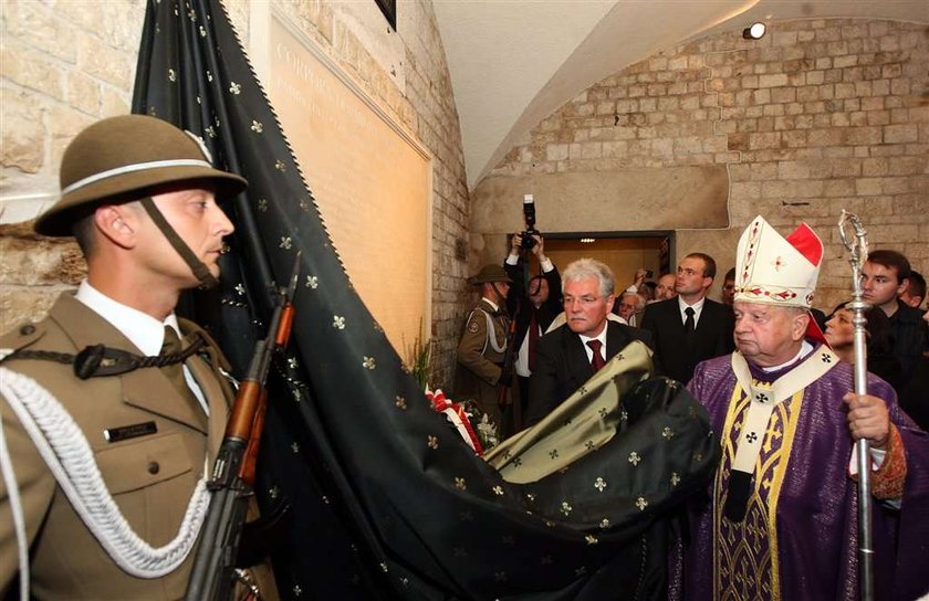 Zgrzyt przy odsłonięciu tablicy na Wawelu. Pominęli nazwiska