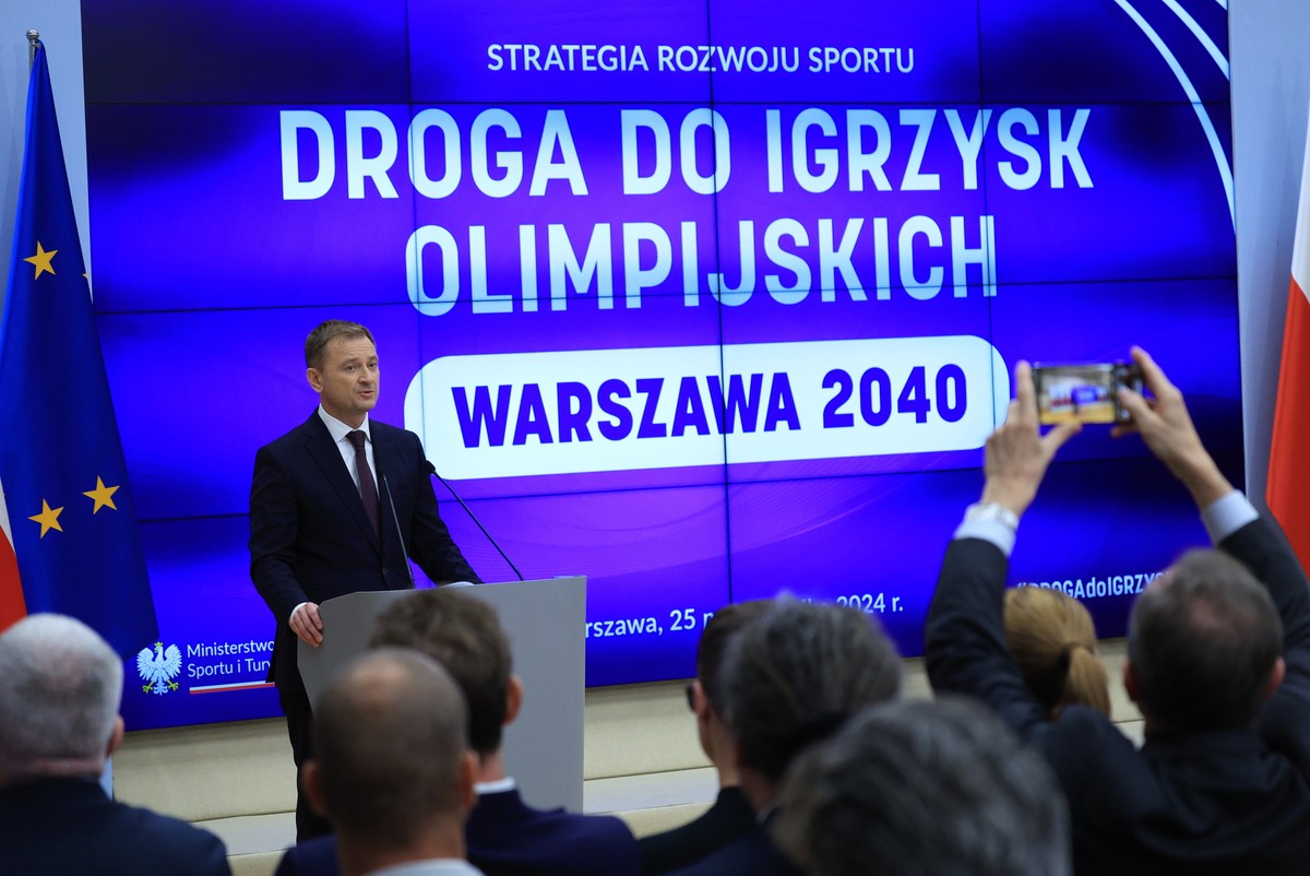 Minister sportu i turystyki Sławomir Nitras podczas prezentacji "Strategii Rozwoju Sportu - IO Warszawa 2040", związanej z ideą organizacji w Polsce letnich igrzysk olimpijskich