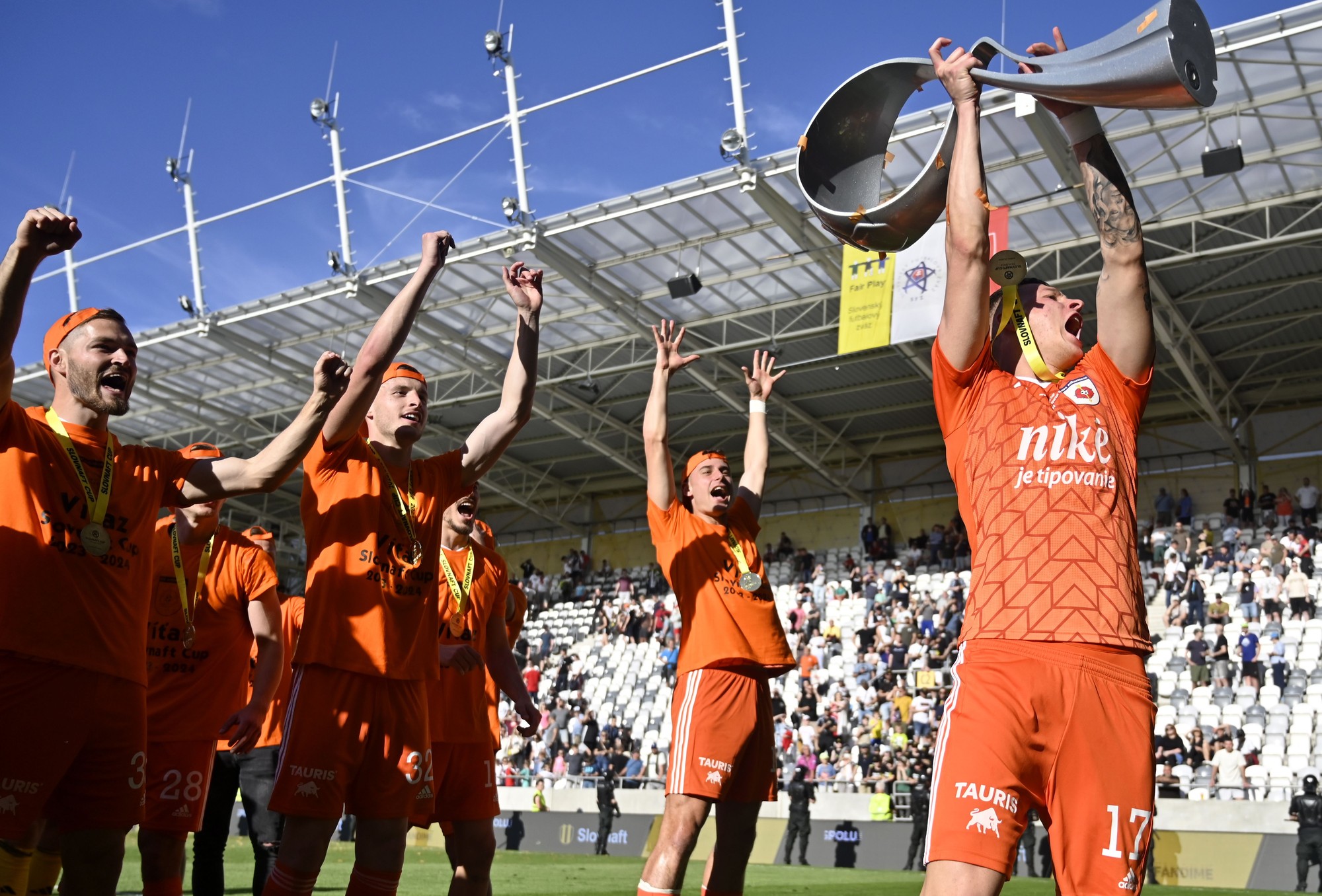 Futbalisti MFK Ružomberok sa tešia s trofejou po víťazstve vo finálovom zápase Slovnaft Cupu.
