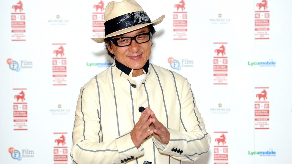 Jackie Chan jest nie tylko znanym aktorem, ale również twarzą antynarkotykowej kampanii społecznej w Chinach. Niedawno jego syn został zatrzymany przez policję za posiadanie narkotyków. Teraz synowi gwiazdora może grozić kara śmierci.