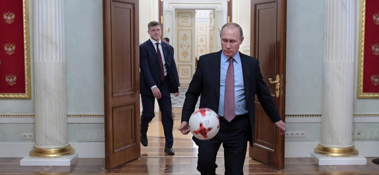 MŚ 2018: Putin wpuści kibiców do Rosji bez wiz i zapłaci za ich podróże