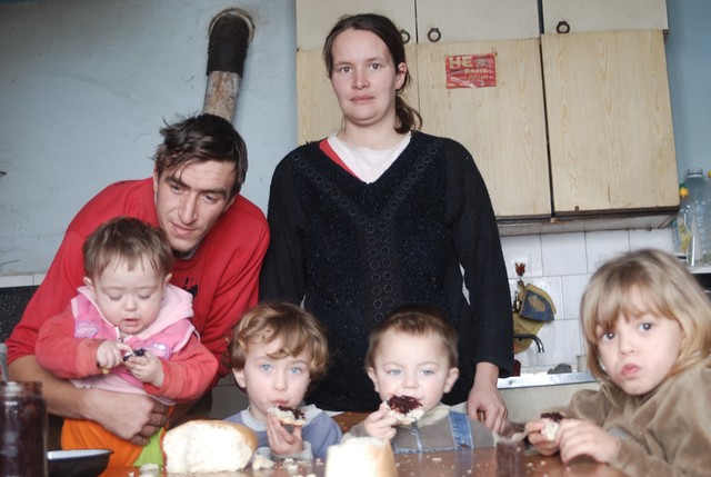 Majka i otac sa četvoro dece za stolom