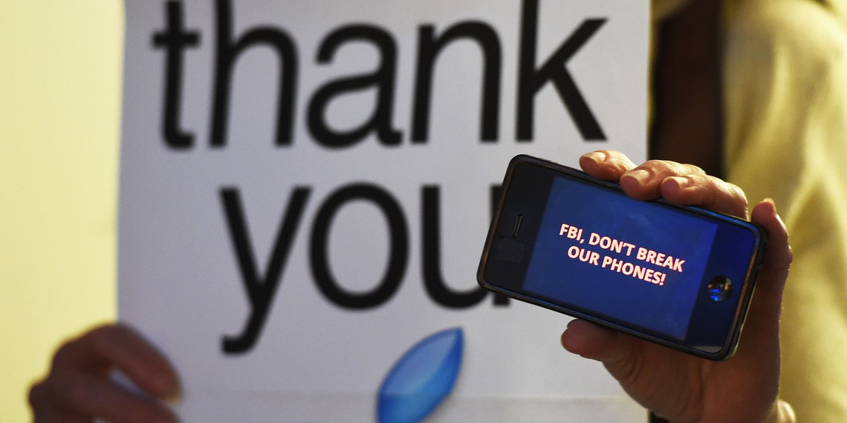 Protest użytkowników Apple przeciwko "łamaniu" zabezpieczeń iPhone'ów