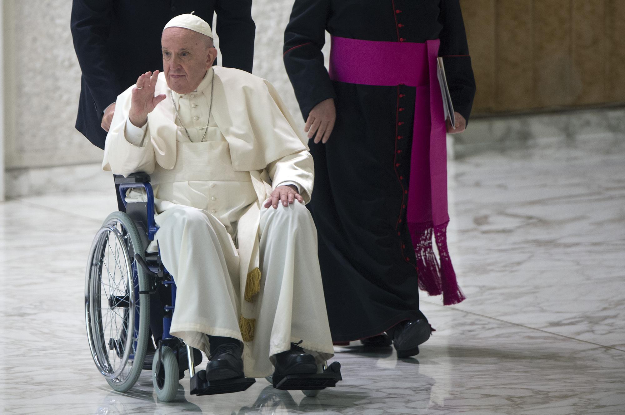 Pápež František na vozíku