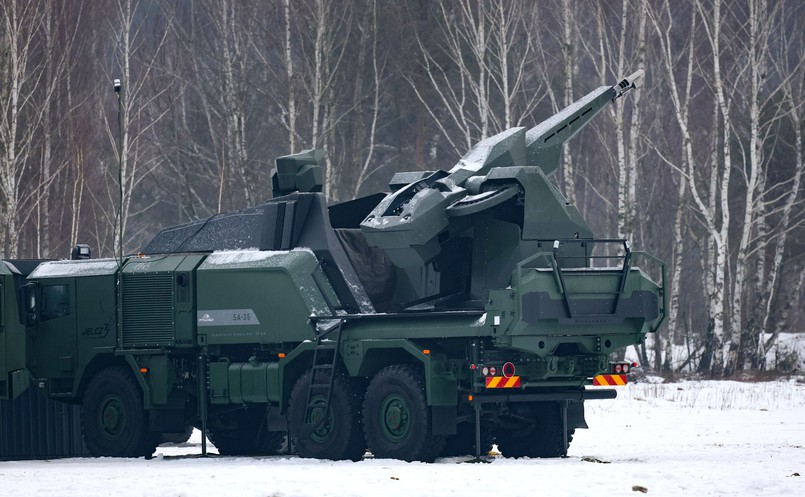 Jelcz 3. generacji posłużył za platformę dla samobieżnej armaty SA-35 kalibru 35 mm - testy na poligonie w Zielonce