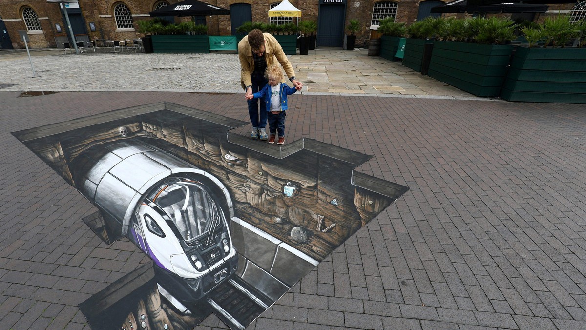 Mike Clueless z synem Elliotem przy graffiti 3D Crossrail przy Museum of London