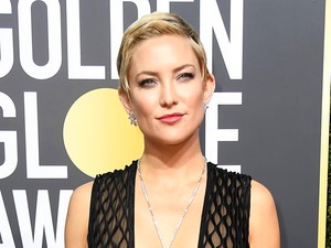 Kate Hudson gyönyörű dekoltázst mutatott, és azt, milyen cuki volt 18 éve, amikor díjat nyert