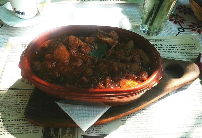 U restoranu na Trgu Branka Radičevića izabrali smo sa menija jelo dana - paprikaš