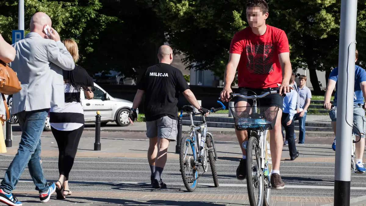 Rowerzysta, jeśli nie jest dzieckiem albo nie opiekuje się dzieckiem, nie ma prawa przejeżdżać po przejściu dla pieszych