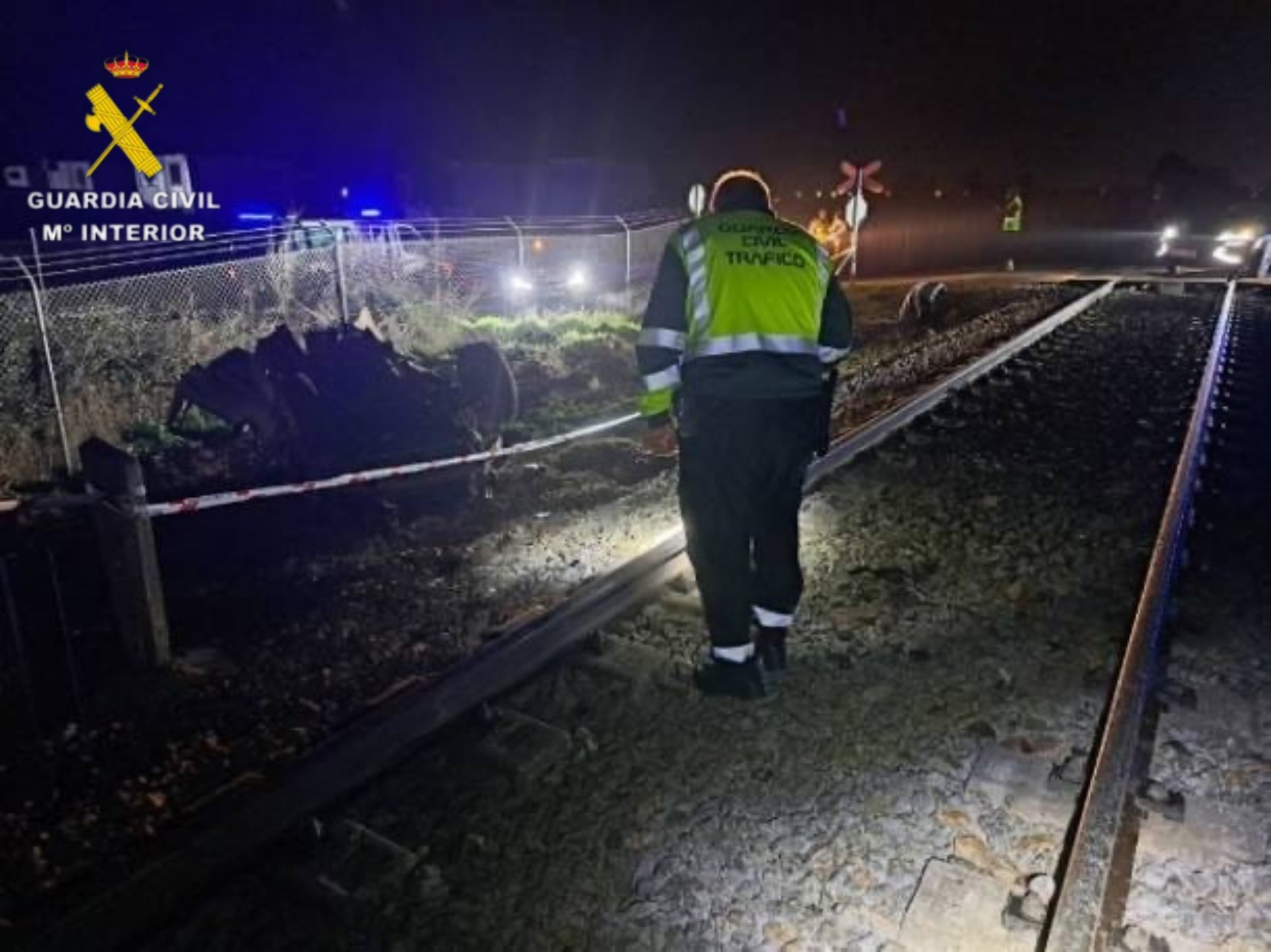 190 pasajeros evacuados tras colisión mortal entre coche y tren en paso a nivel