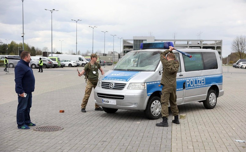 Policja wymieni szyby na pancerne, radiowozy wytrzymają ostrzał