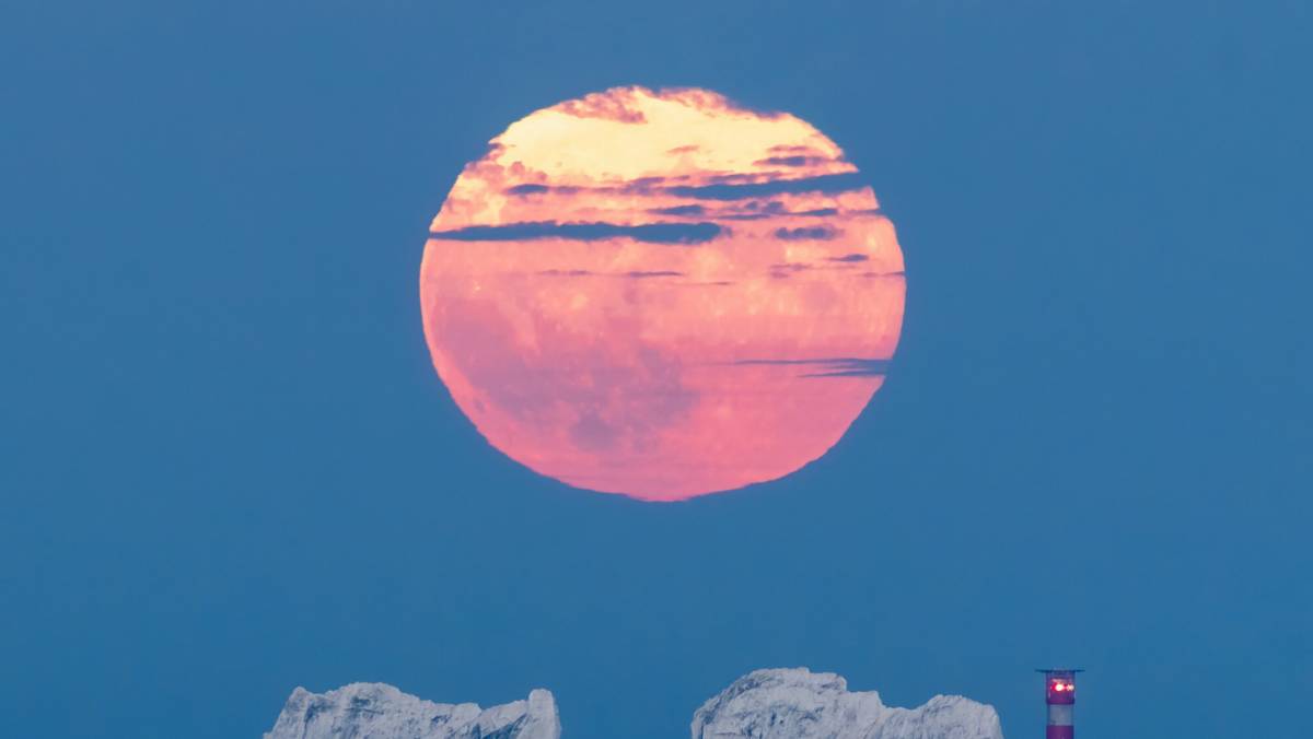 "Truskawkowy Księżyc" nad Wyspą Wight w Wielkiej Brytanii