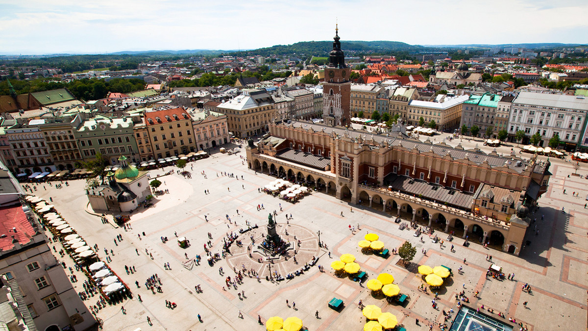 Kraków świętuje w sobotę trzecią rocznicę przyznania tytułu Miasta Literatury UNESCO. Odbędzie się specjalna edycja Kiermaszu Książki, wymienione zostaną przytwierdzone do "literackich" ławek na Plantach tabliczki upamiętniające pisarzy.