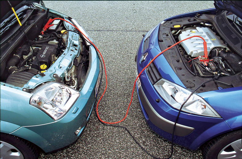 Jak uruchomić auto z rozładowanym akumulatorem? 
