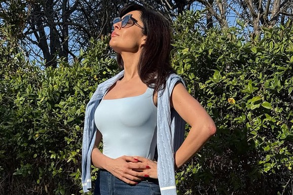 USKE FARMERKE I JOŠ UŽA MAJICA NA BRETELE Voditeljka Rts-a pokazala koliko je zgodna kad se utegne: "Savršena si lepotice"