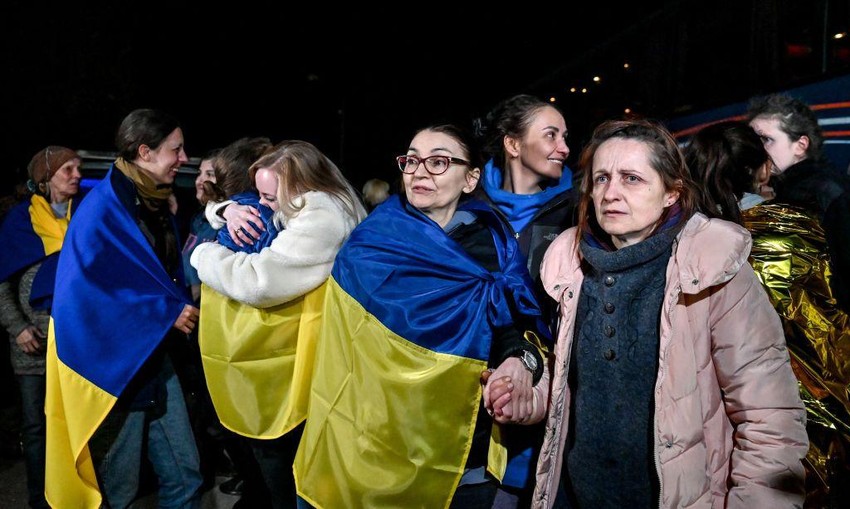 „Shvatila sam da ne mogu da plačem. Nisam imala suza", kaže Ljudmila (u sredini) o trenutku kada je oslobođena u oktobru 2022. godine | Foto: Dmytro Smolyenko / Ukrinform/Future Publishing via Getty Images