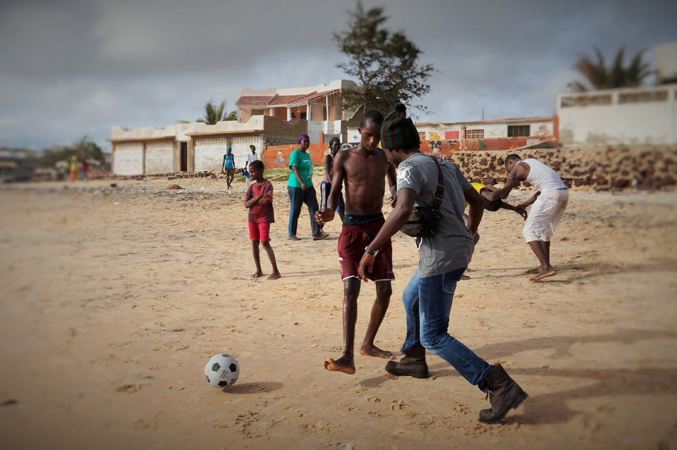Mecz piłkarski na senegalskiej plaży