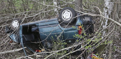 Tico wbiło się w drzewa. Auto zmiażdżone, co z kierującą?