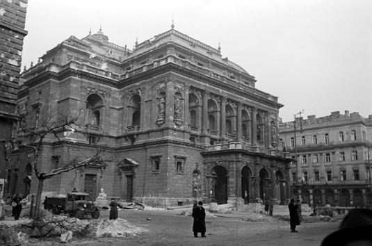 Így nézett ki a népszerű dalszínház és annak környezete 67 évvel ezelőtt Budapest ostroma alatt