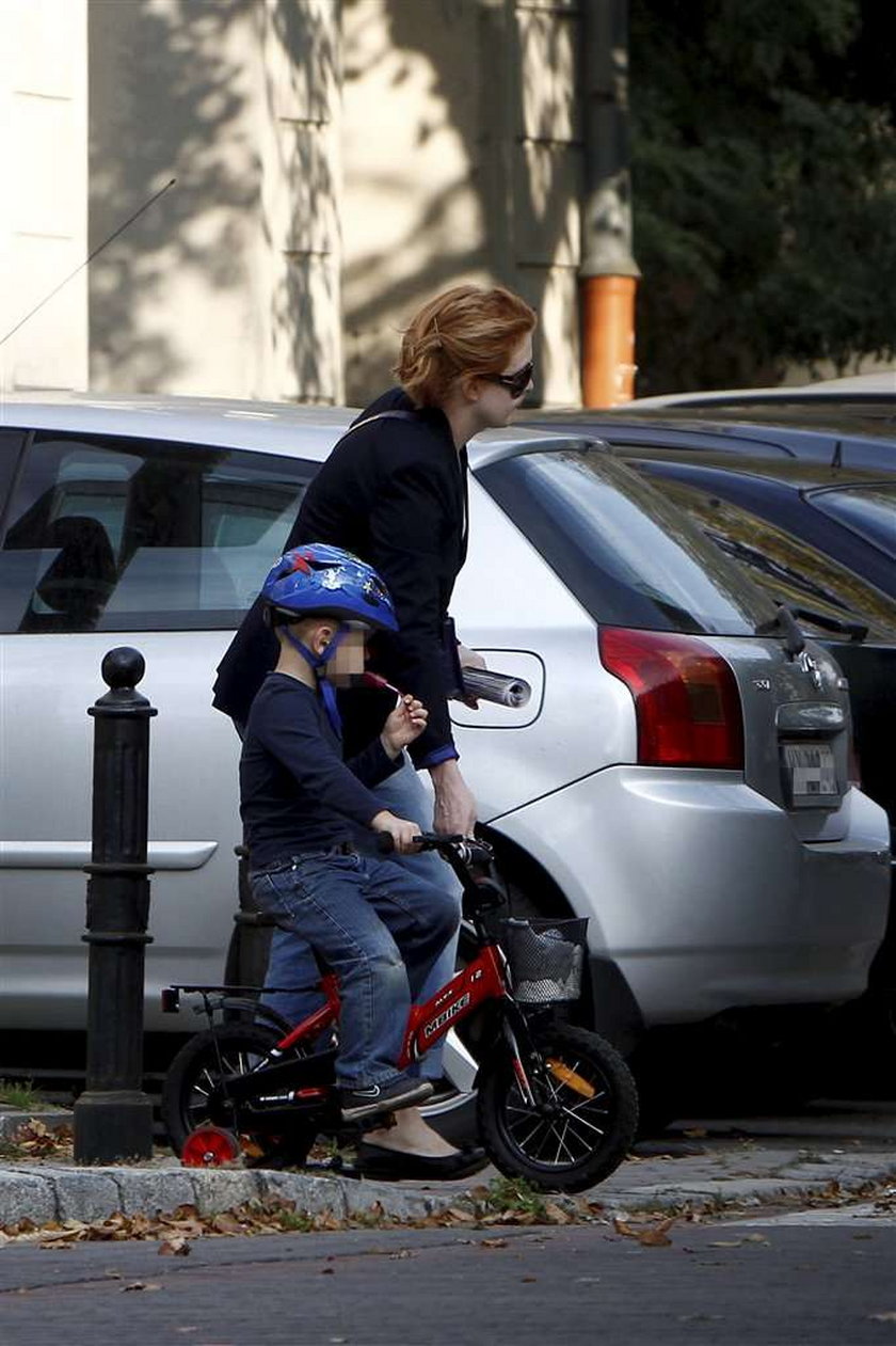 Widawska z synkiem na rowerku. Foto