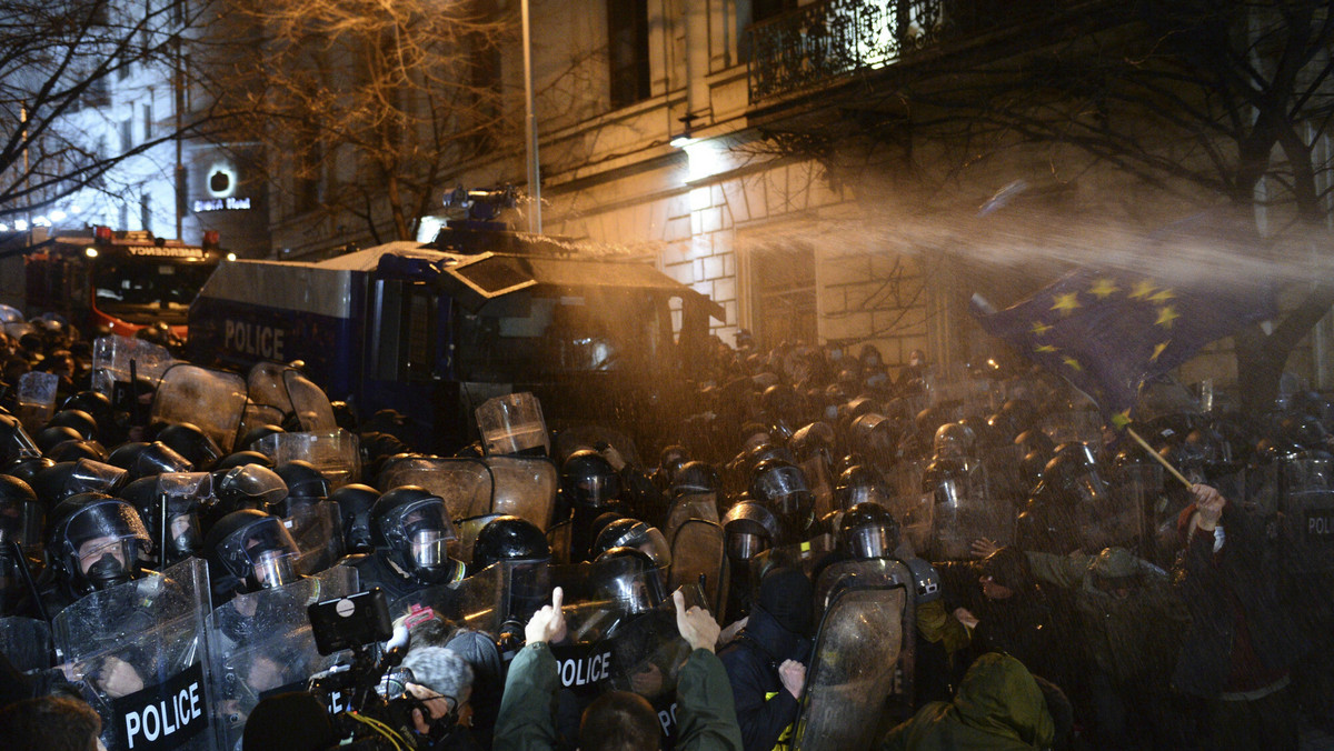Chaos w Tbilisi. Demonstranci przełamali barykady przed parlamentem [WIDEO]