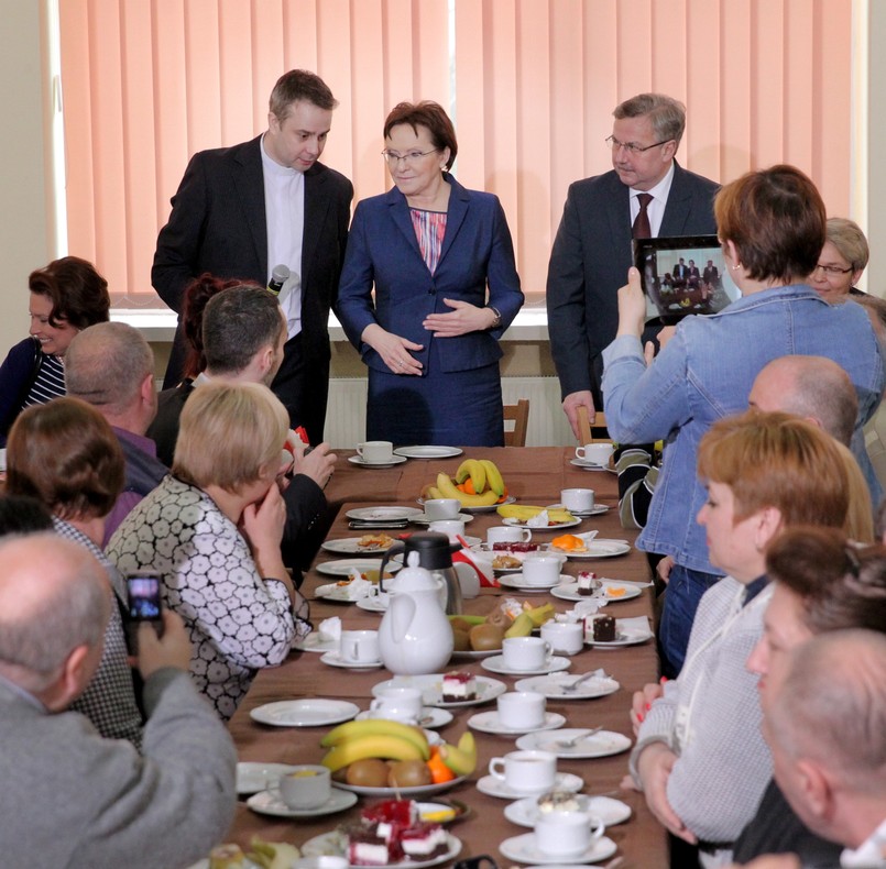 Ewie Kopacz towarzyszą wojewoda warmińsko-mazurski Marian Podziewski i dyrektor ośrodka w Rybakach Piotr Hartkiewicz.