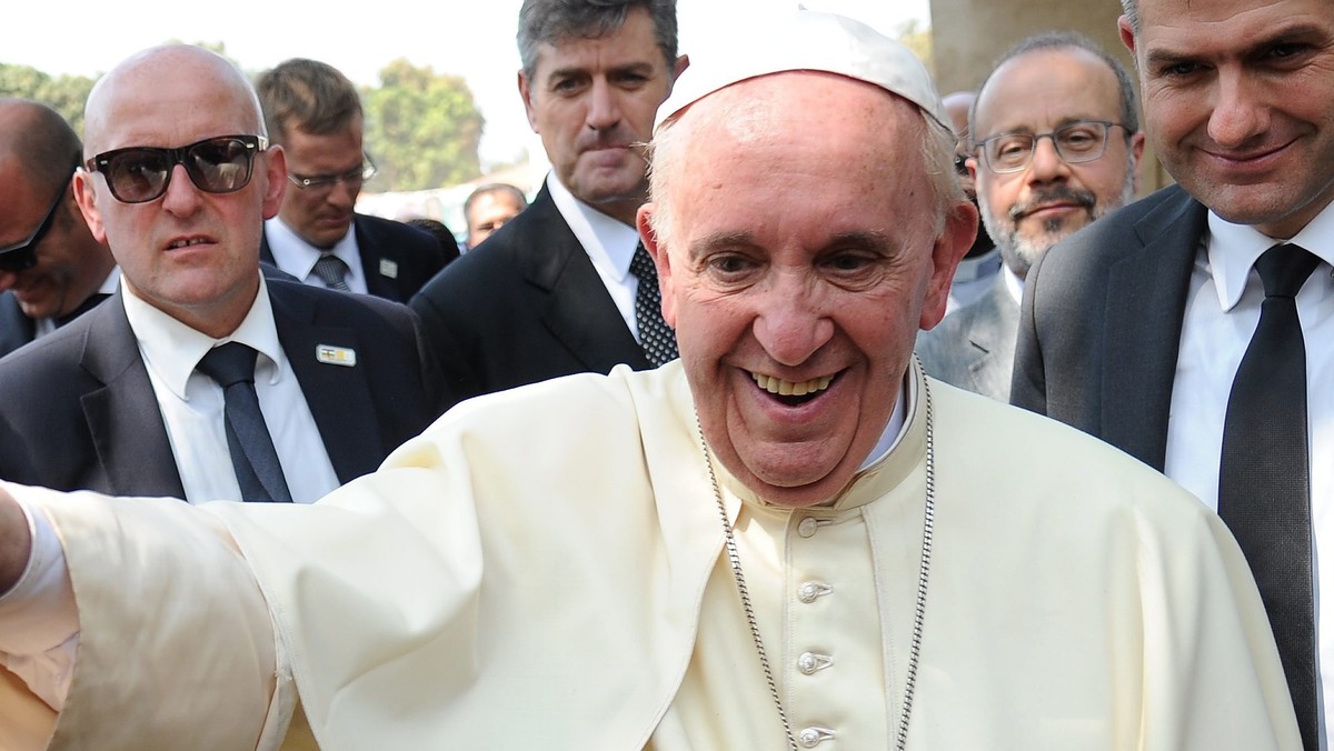 Papież Franciszek powiedział, że świat z powodu zniszczenia środowiska jest na granicy samobójstwa. Wyraził nadzieję, że konferencja klimatyczna w Paryżu przyniesie rozwiązania.