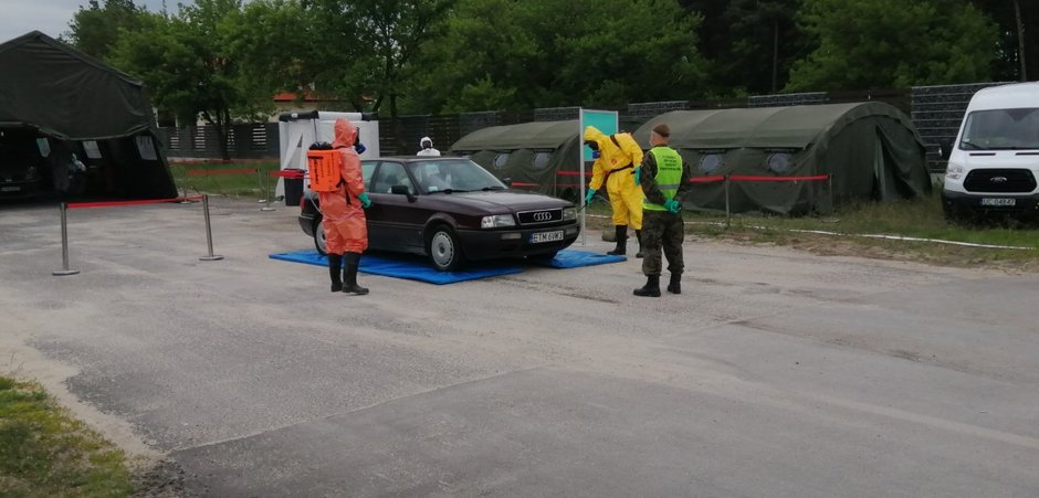 Punkt badań na koronawirusa typu drive-thru w Tomaszowie