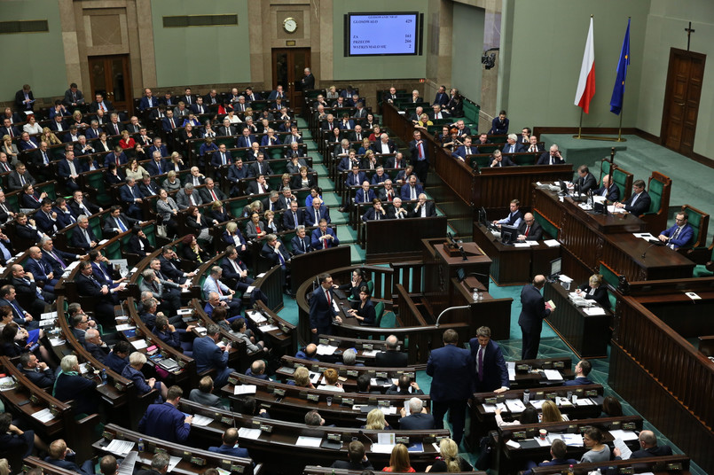 Poslowie głosują podczas posiedzenia Sejmu, 22 bm. PAP/Rafał Guz