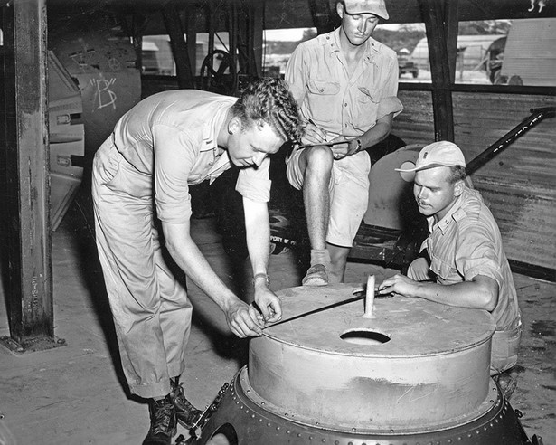 Atomowe bomby o pieszczotliwych nazwach "Little Boy" i "Fat Man" były najbardziej niszczycielską bronią użytą w czasie II wojny światowej. Amerykanie załadowali je na samoloty w bazie lotniczej na wyspie Tinian, leżącej w części Marianów Północnych, na południe od Japonii. Na zdjęciu żołnierze sprawdzają osłonki bomby atomowej "Fat Man". fot. ©National Archives
