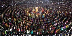 Tragedia na moście. Pielgrzymi tratowali się w panice