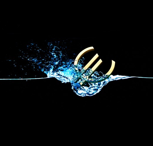 Terroryści przeprowadzają serię araków terrorystycznych w miastach Starego Kontynentu na wzór niedawnych zamachów w Paryżu. Sytuacja ta paraliżuje działanie Unii Europejskiej, obciążonej dodatkowo napływem imigrantów z Bliskiego Wschodu. <br><br>
Angela Merkel ze względu na swoje otwarte stanowisko wobec napływu imigrantów, jest zmuszona do rezygnacji z fotela kanclerza Niemiec, a jej miejsce zajmuje osoba o antyimigranckim nastawieniu. W tym samym czasie na fali antyimiganckich lęków we Francji do władzy dochodzi Marine Le Pen, która opowiada się za zamknięciem europejskich granic. <br><br>
Wpływ na rynki: Rentowności obligacji pogrążonych w problemach gospodarczych krajów, takich jak Grecja czy Portugalia, wystrzeliwują w górę, osiągając śmieciowy poziom, a następca Angeli Merkel zaostrza warunki finansowe wobec krajów Południa. W następstwie Grecja jest zmuszona do opuszczenia strefy euro, a wartość wspólnej waluty gwałtownie spada, kładąc się cieniem na jej przyszłości.