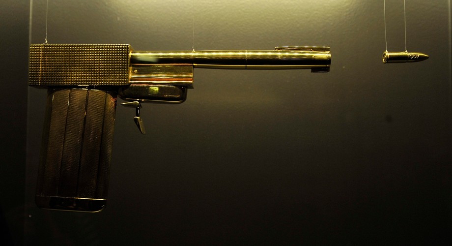 Zloty pistolet z odsłony pod hasłem 'Człowiek ze złotym pistoletem' z 1974 roku