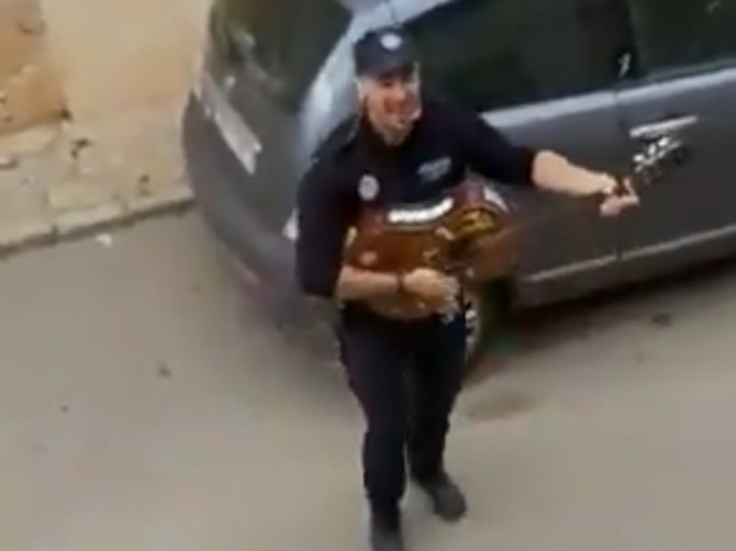 Policija pevala deci