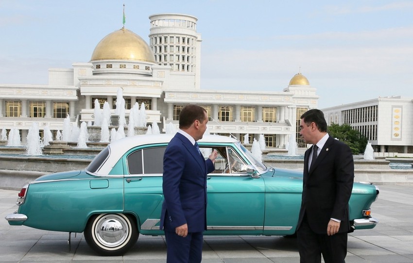 Dmitrij Medvedev i Gurbanguli Berdimuhamedov uoči sastanka ZND u Ašhabatu, Turkmenistan, 31. maja 2019.