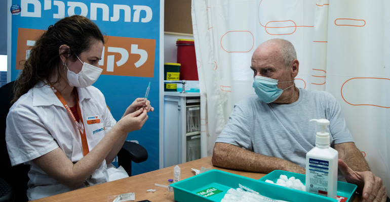 Izrael: przygotowania do podania trzeciej dawki szczepionki przeciw COVID-19