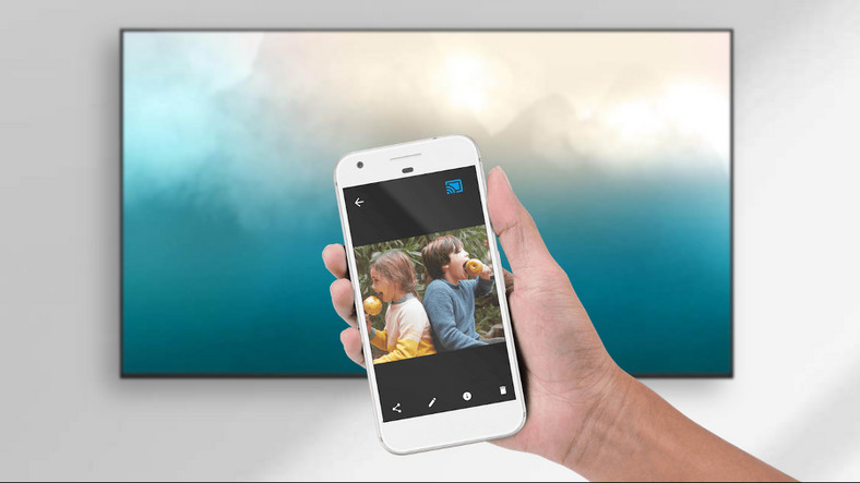 Funkcja Chromecast pozwala łatwo przesłać oglądany włąsnie film lub zdjęcia ze smartfonu na ekran telewizora