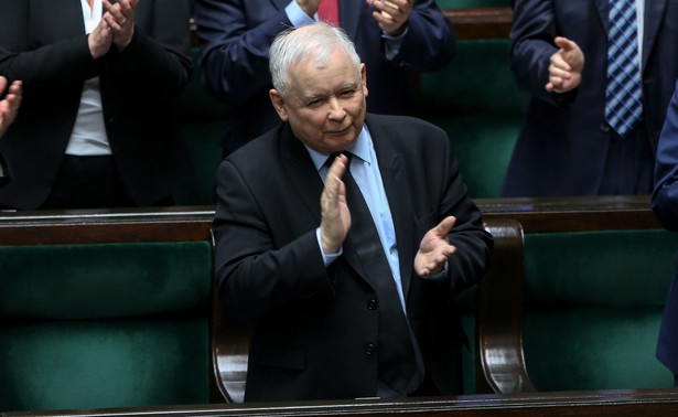 "To jest wyciągnięcie ręki do prezesa Kaczyńskiego, że może jeszcze z twarzą wyjść z tej historii i zmienić ludzi, którzy tak nieudolnie wykonywali jego polecenia" - stwierdził szef klubu PO.