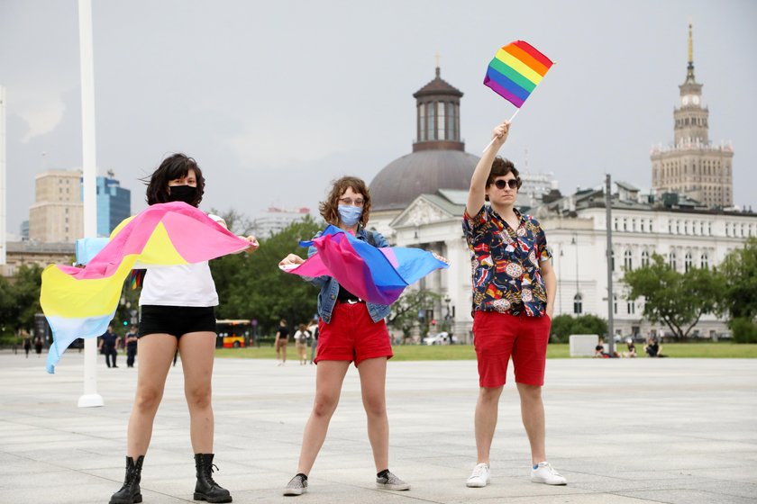 Happening środowisk LGBT na placu Piłsudskiego