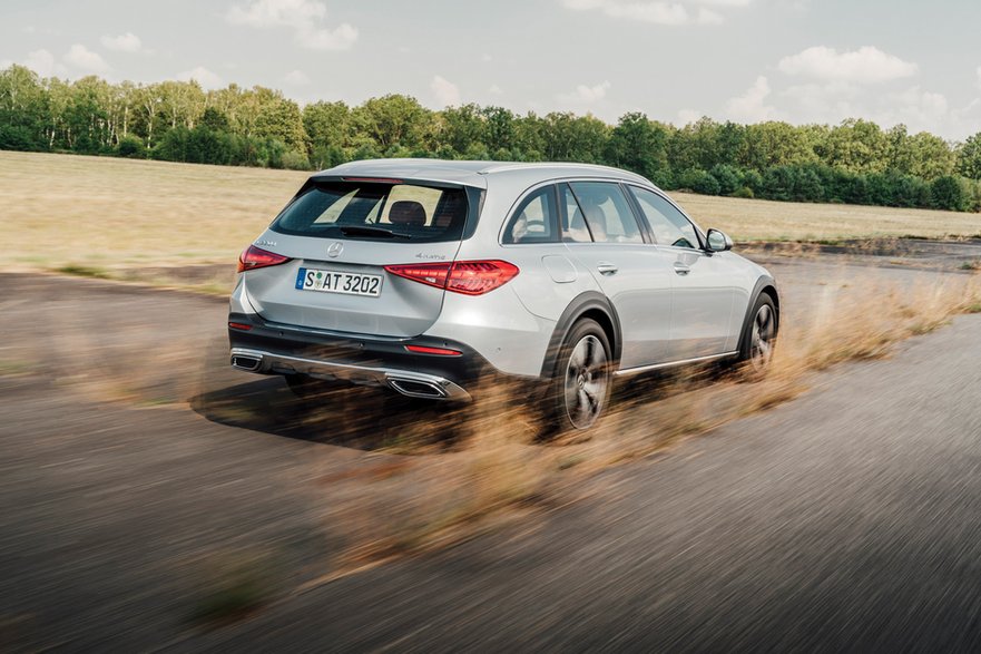 Mercedes klasy C All Terrain też komfortowo resoruje, a pomagają w tym specjalne amortyzatory o pasywnej regulacji siły tłumienia (progresywne, tłumienie rośnie w miarę ugięcia). Zwykłe, nieuterenowione kombi jest jednak bardziej miękko zawieszone.