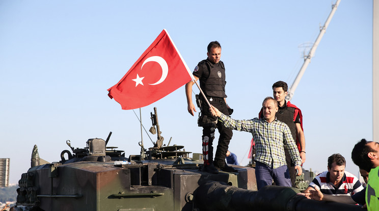 Erdogan hívei elfoglalták a tankokat /Fotó: AFP