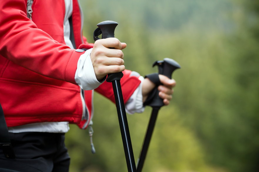 Nordic walking to idealna aktywność fizyczna dla osób w każdym wieku