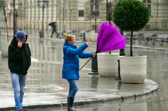 STIŽE OLUJNA KOŠAVA! RHMZ izdao hitno upozorenje: Izuzetno snažni udari vetra u ovom delu Srbije, u jednom regionu upaljen CRVENI ALARM