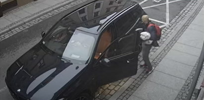 Bezczelny złodziej szedł ulicą i łapał z klamki samochodów. Jedno z aut było otwarte [WIDEO]