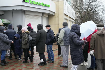 Kolejki do bankomatów i na stacje paliw. Tak zaczął się poranek w Ukrainie