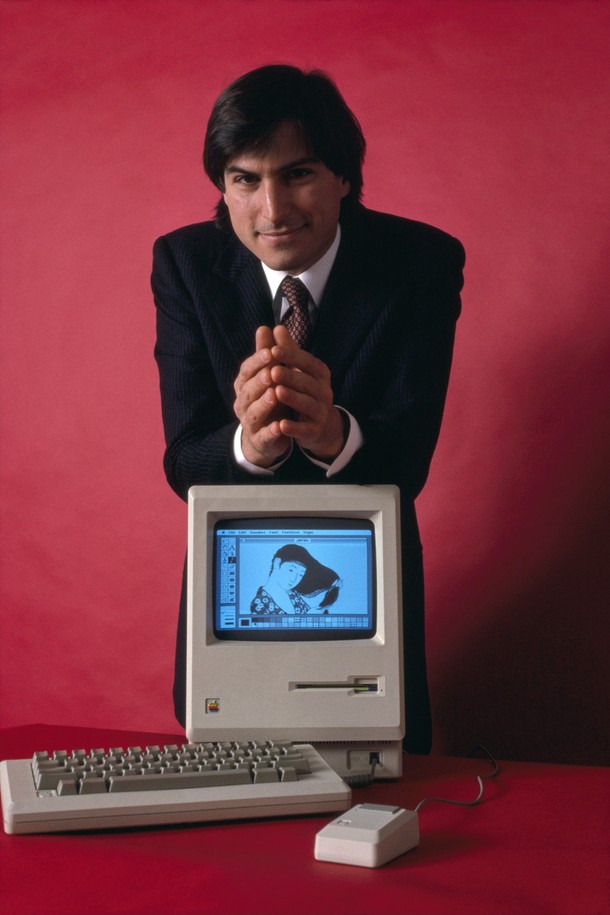 Steve Jobs z komputerem Macintosh, 1984 r.
