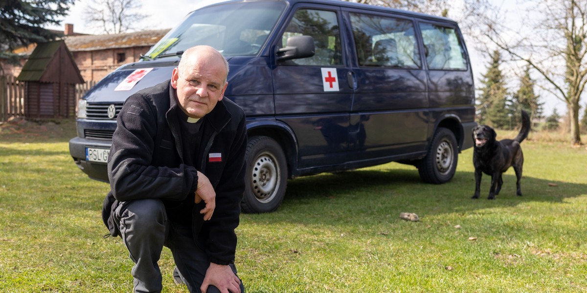 Ksiądz Andrzej ryzykuje życie jeżdżąc z darami do Ukrainy.