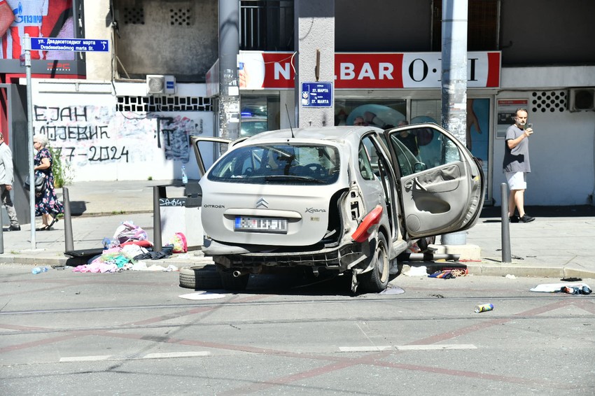 Automobil u kom se nalazila porodica sa dvoje dece